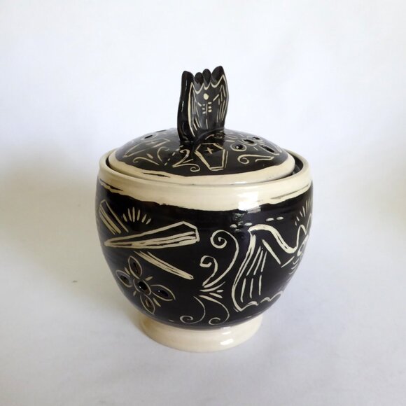 NEW ARTIFACT POTTERY HANDCRAFTED GOTH CERAMIC VAMPIRE BAT DRACULA GARLIC KEEPER - Picture 5 of 16
